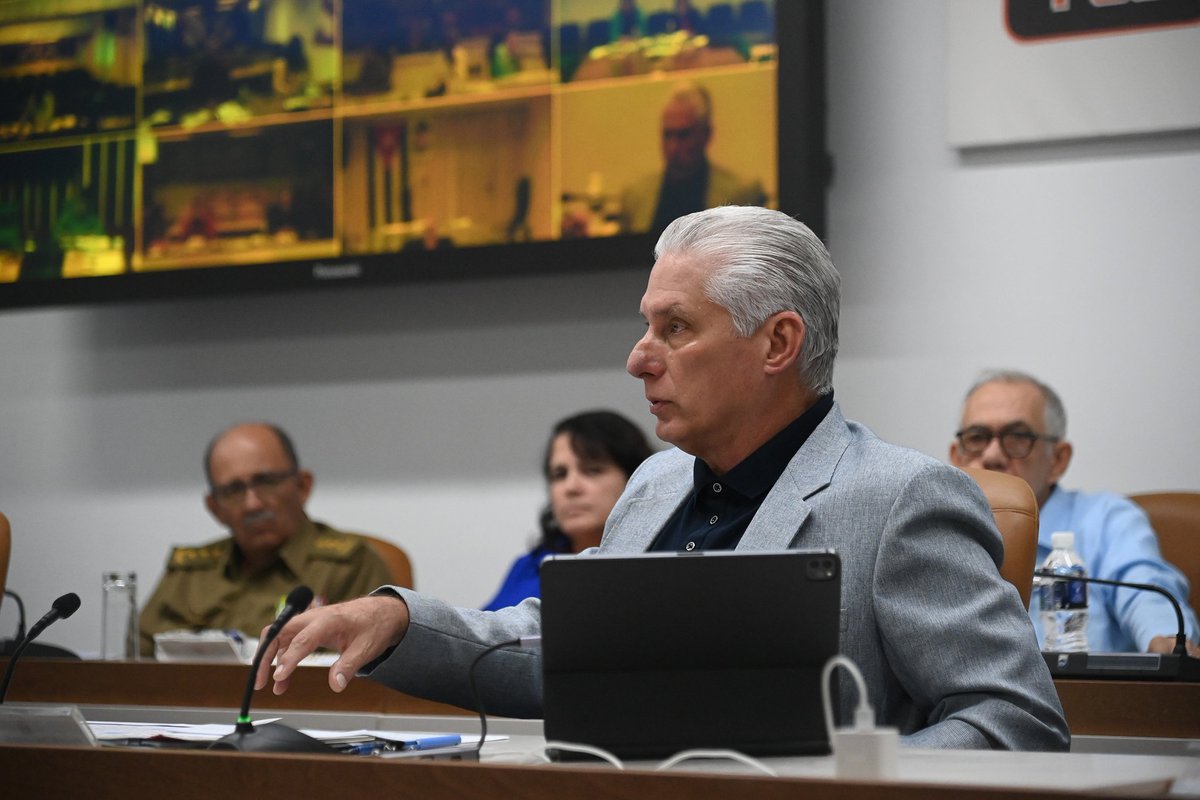 "Todos los días desde el Partido tenemos que respondernos una pregunta. ¿Cómo debe actuar la militancia y la organización partidista en los barrios, en los centros de trabajo y estudio para ser escucha activa, movilizadora y ejemplo personal?"

<a href="/DiazCanelB/">Miguel Díaz-Canel Bermúdez</a> 

#XIPlenoCC