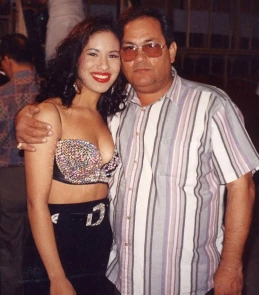 la100autlan's tweet photo. 🕊️ En paz descanse AB Quintanilla, el papá de Selena.
La noticia fue dada conocer por su familia esta mañana del 13 de diciembre 2025 quien se nos adelantó en esta vida a sus 86 años.
Abraham Quintanilla fue fundador del grupo Selena y los Dinos. https://t.co/zuldNY6vkb