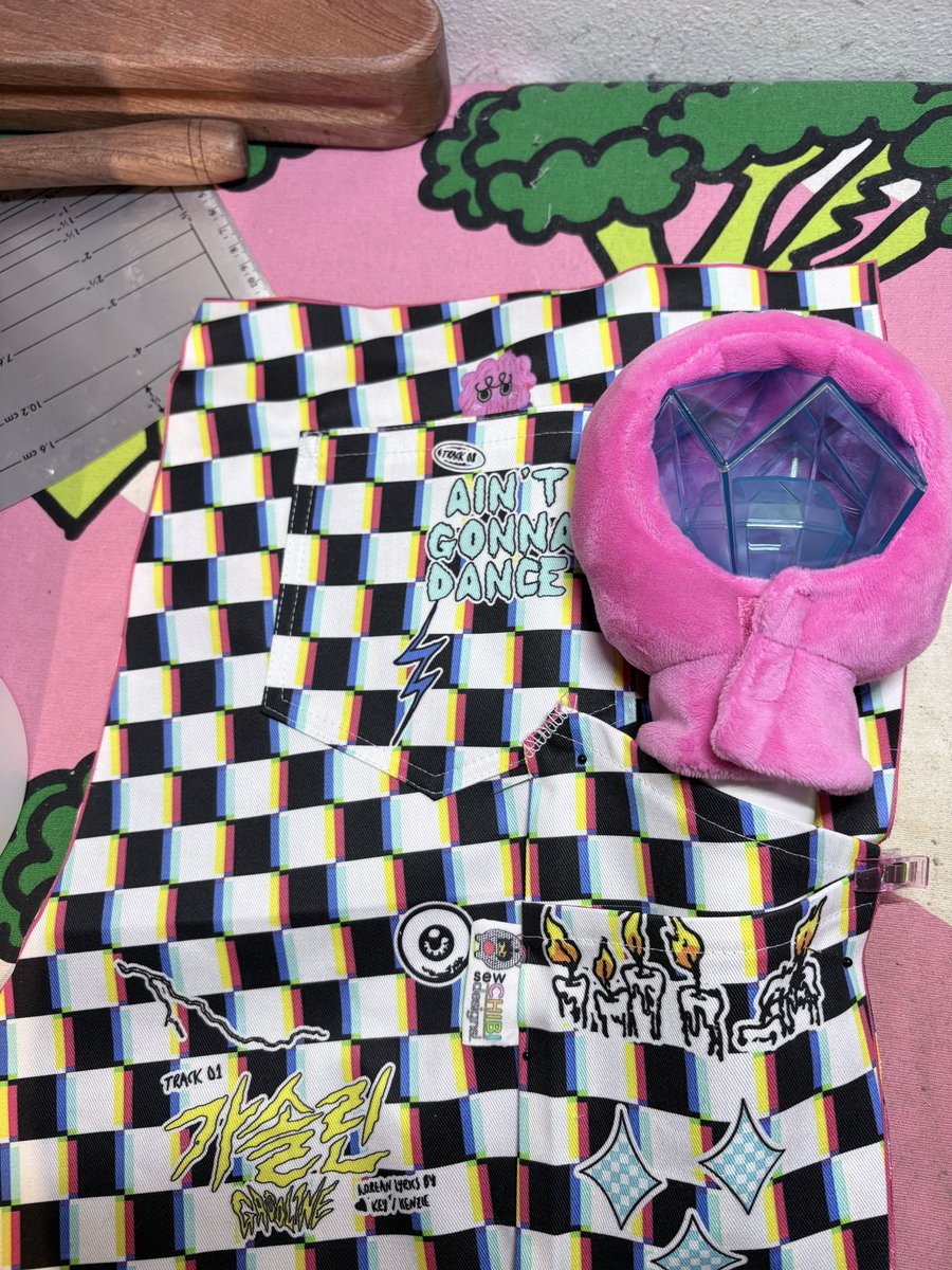 SewChibiDesigns's tweet image. 🌈last minute priorities😌 #sewchibimakes #keyland #sewing 💎 made a special pocket for my lightstick on these overalls! 

2 more sleeps till Monday!!!!
@SHINee