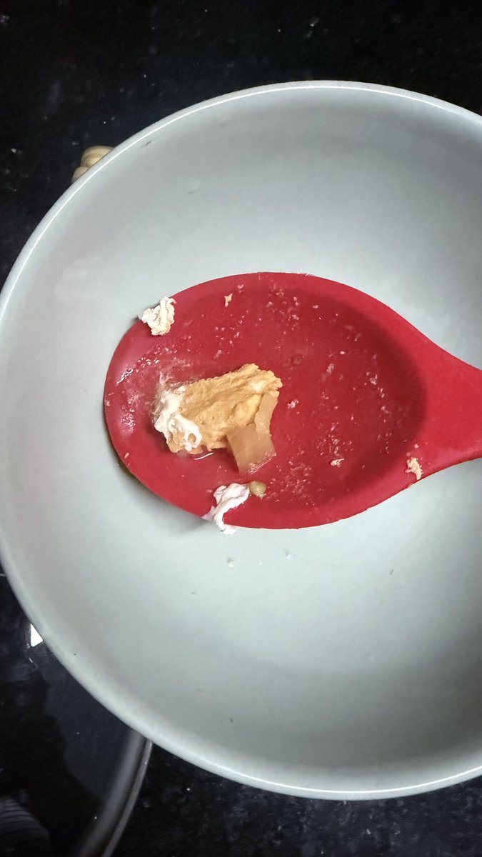 mmagadell's tweet image. Tava cobrinhando um frango e ele ficou muito amarelo, junto c legumes para um sopa, e tudo ficou amarelo, é normal? #frango #frangoamrelo