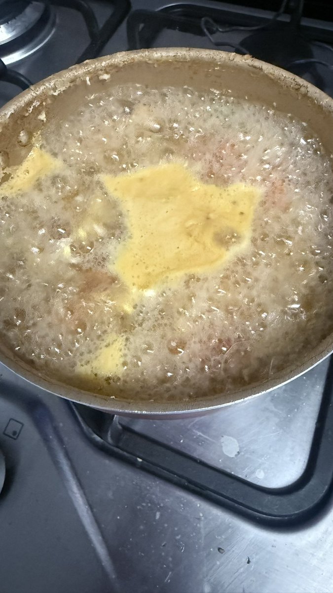 mmagadell's tweet image. Tava cobrinhando um frango e ele ficou muito amarelo, junto c legumes para um sopa, e tudo ficou amarelo, é normal? #frango #frangoamrelo