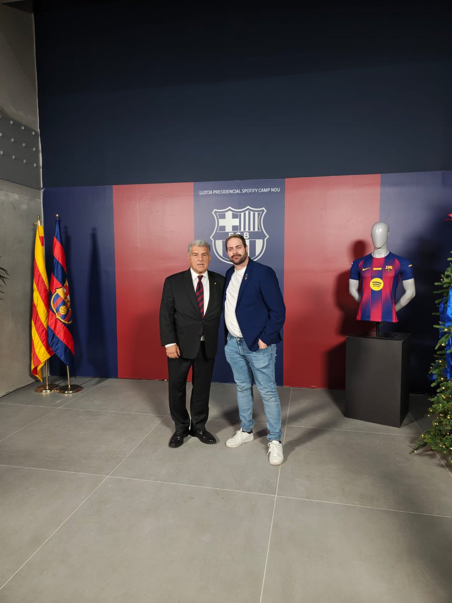 🏳️‍🌈 Emotivo reencuentro en el Nou Camp: Jesús Tomillero ha sido recibido por el presidente del FC Barcelona, Joan Laporta.  

El ex árbitro linense y presidente de Roja Directa Andalucía, ha sido invitado estos días a la presentación de la nueva mascota del club.