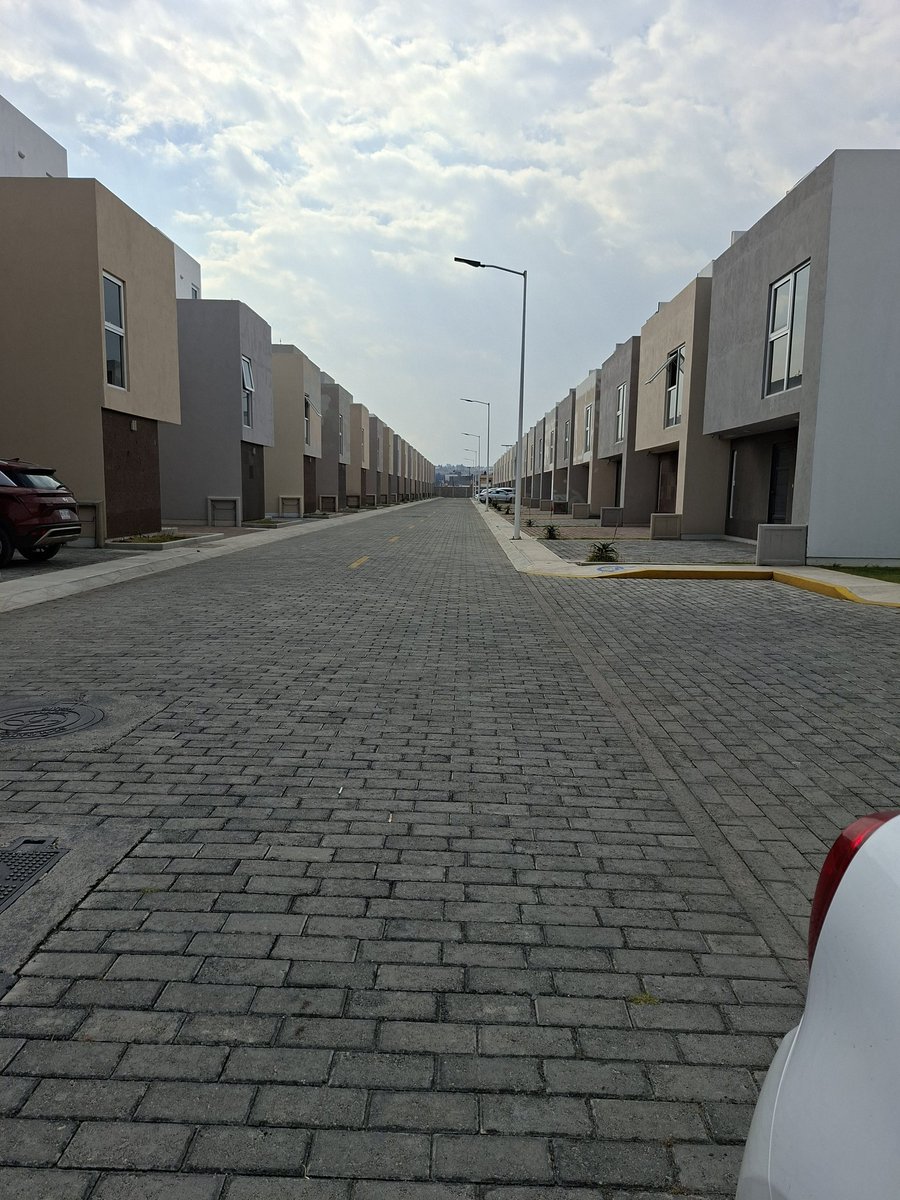 BaruchPe's tweet photo. La necesidad de las inmobiliarias de hacer casas sin áreas verdes y todo apretado, les venden "prestigio falso" a sobre costo. https://t.co/99oYKNN89J