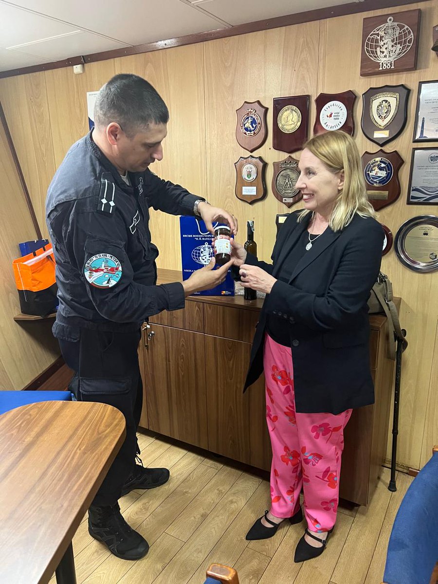 Y llego el barco de Bulgaria.  Empezando la misión a la Antártida.  Misión conjunta con Argentina.  Viva la patria.