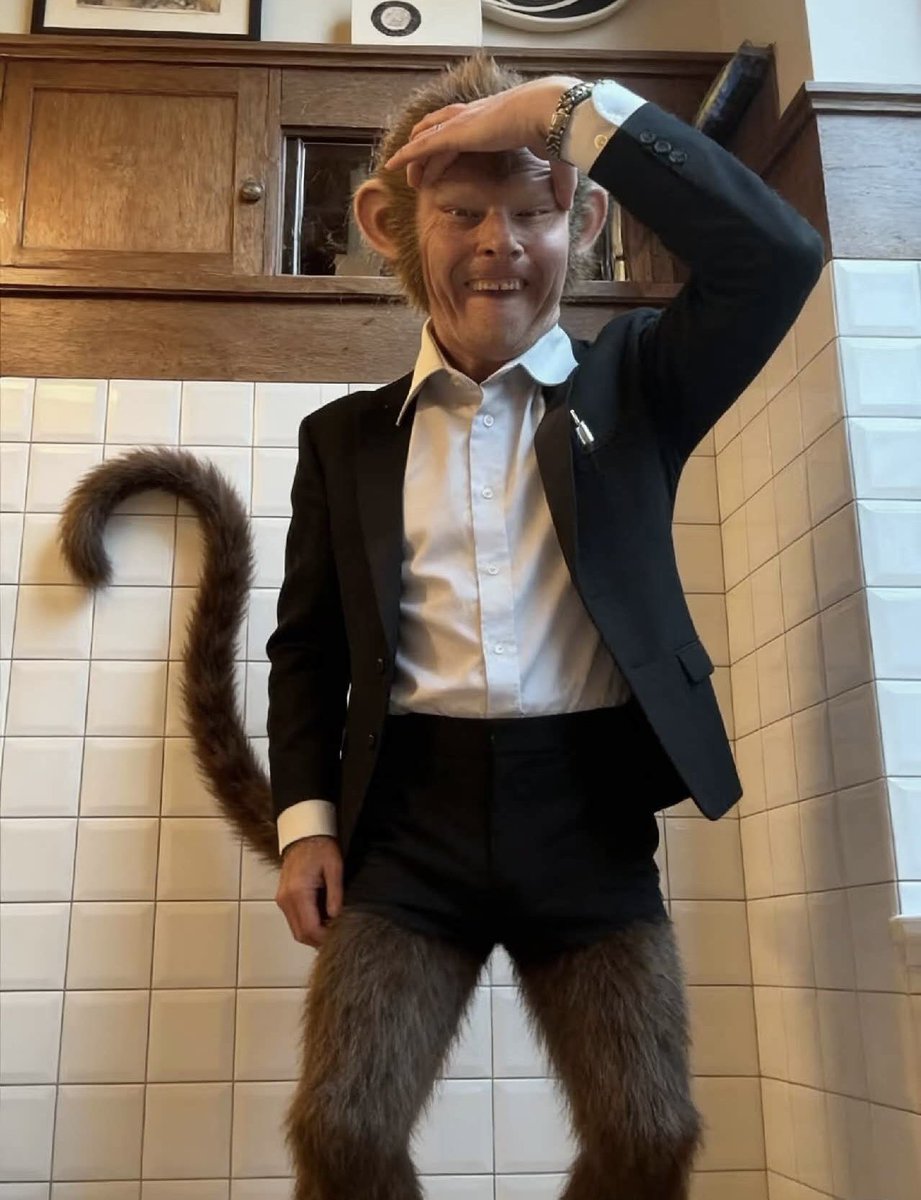 taskivei's tweet image. Pikku Lauri ei ymmärrä.

Ps nuorten entinen puheenjohtaja, puoliksi aasialainen Lauri Laitinen ei ymmärrä puoluetovereidensa somessa julkaisemia silmienvenyttelykuvia.

Kuka selittäisi Laurille, että persut ovat rasisteja.