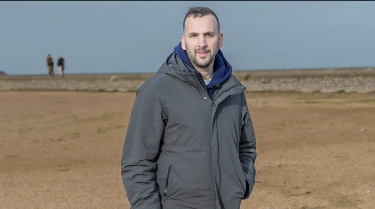 ‼️PICTURED: Green leader Zack Polanski (AKA The Tit Whisper) in Calais, refilling water tanks for migrants heading to the UK.

Next up: free maps, packed lunches and a loyalty card, cross five times, get the sixth free.

He says he’d let them all in legally and give them the