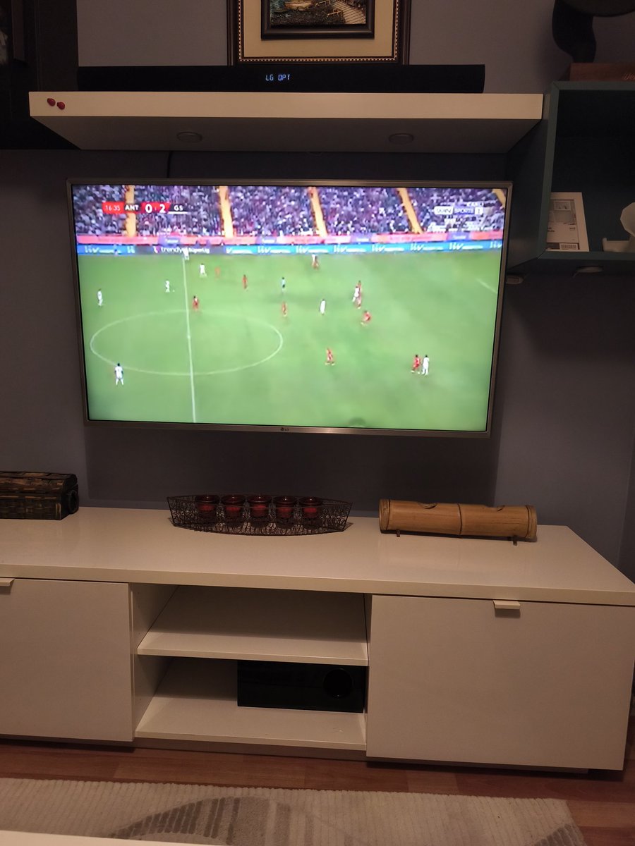 Dayedemo's tweet photo. Hayırdır! Bein spor! Gücünüzü yayın bandını mı kıstınız. 1990'da mı yayın yapıyorsunuz. Boyuna kesiliyor. Para almayı iyi biliyorsunuz. Bu ne rezillik 😡
#beinspor #todtv #rezillik #macgunu https://t.co/quseqZCRk7