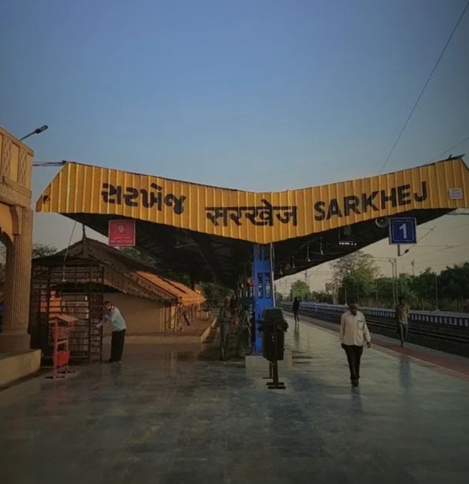 AhmedabadWR's tweet photo. #AhmedabadRailInfo #Stationinfo
#Sarkhej #SEJ
One of the major Suburban station on this line.
Also with beautiful infrastructure outside.
Interchange with AMTS.
Possible to make PF 03 as Gandhigram has not enough space.
@DRM_BVP @drmadiwr @WesternRly @RailMinIndia https://t.co/2E4FR6H4cs