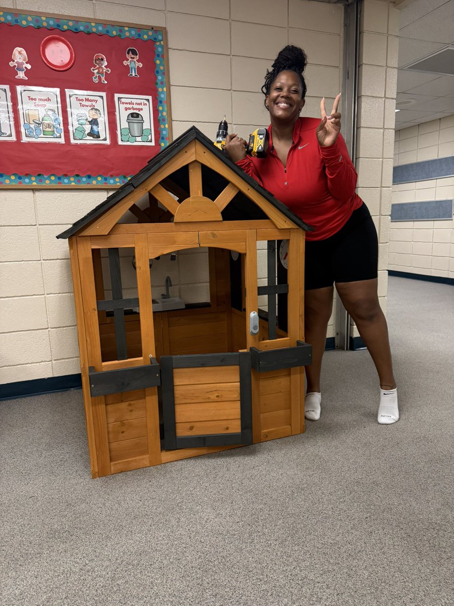 CoachKRiggs's tweet photo. Today I spent a couple of hours helping at Levi’s school build and set up new playground equipment. Grateful for the chance to support the school and give back to the community. @HumbleISD_ECC @HumbleISD https://t.co/rJsqRDpw6J