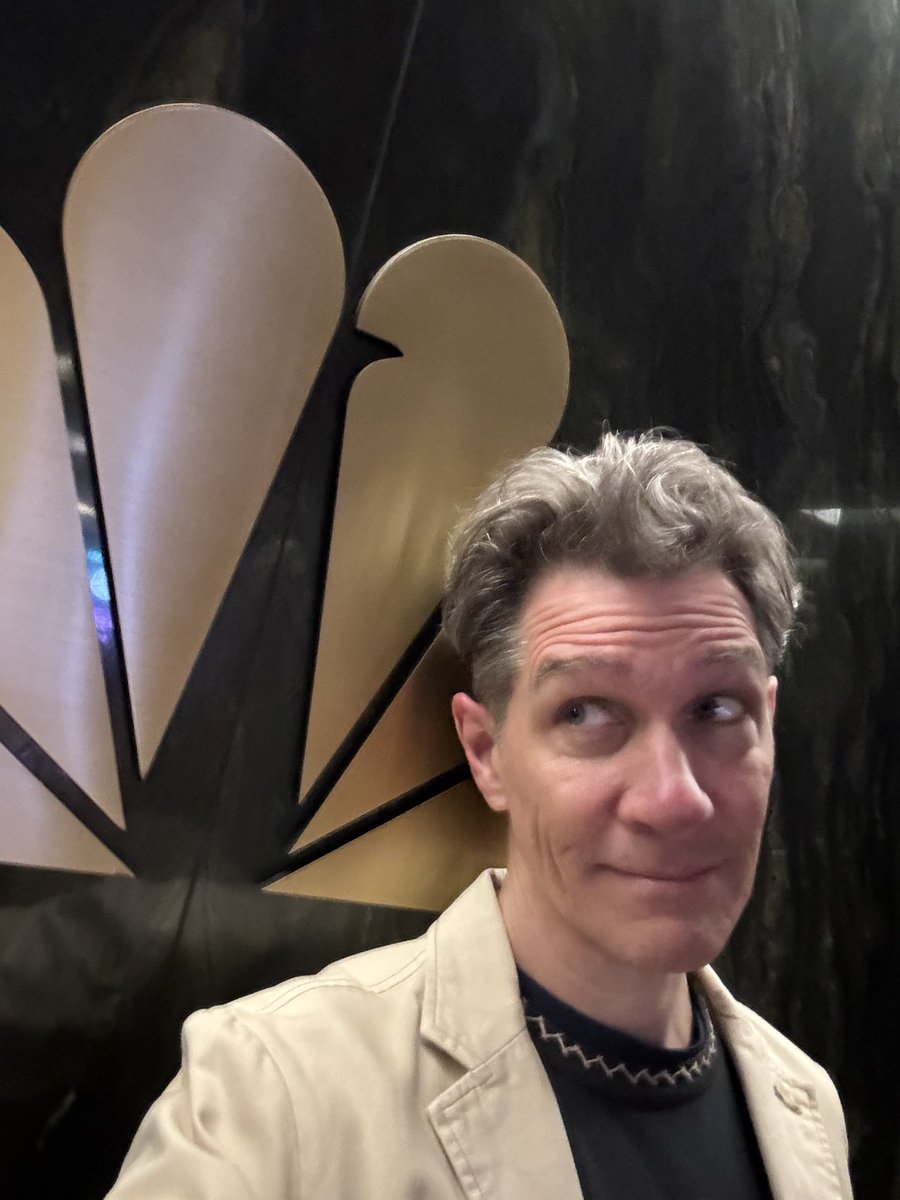 Joe_Amodio's tweet image. Prepping for another night w/ the peacock. It’s #joshoconnor &amp;amp; #LilyAllen on @nbcsnl …&amp;amp; me w/ line audio description for @descriptivevideo . #a11y #audiodescription