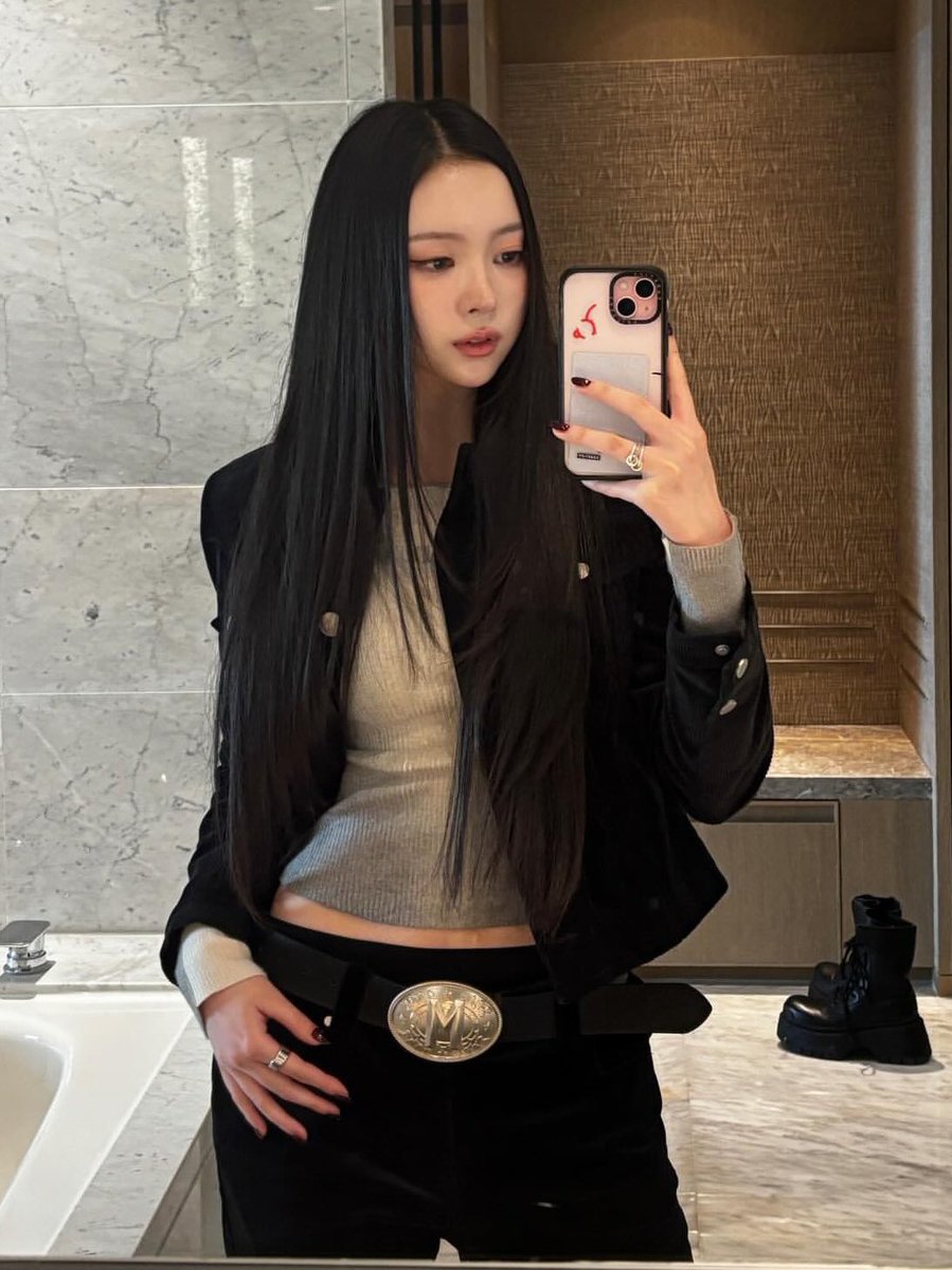 narinpost's tweet photo. this queen https://t.co/12sdB4Z1ae