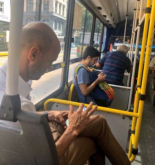 Imagen de 6 años atrás.
Ni avión privado, ni hoteles fantasma, ni bolsos en el convento.
Dos días después de dejar gobierno
<a href="/Guillodietrich/">Guillo Dietrich</a> volviendo a casa en el 152, como cualquier persona normal.
Un señor.
Aplausos, Guillo, digno representante del #PRO 💛