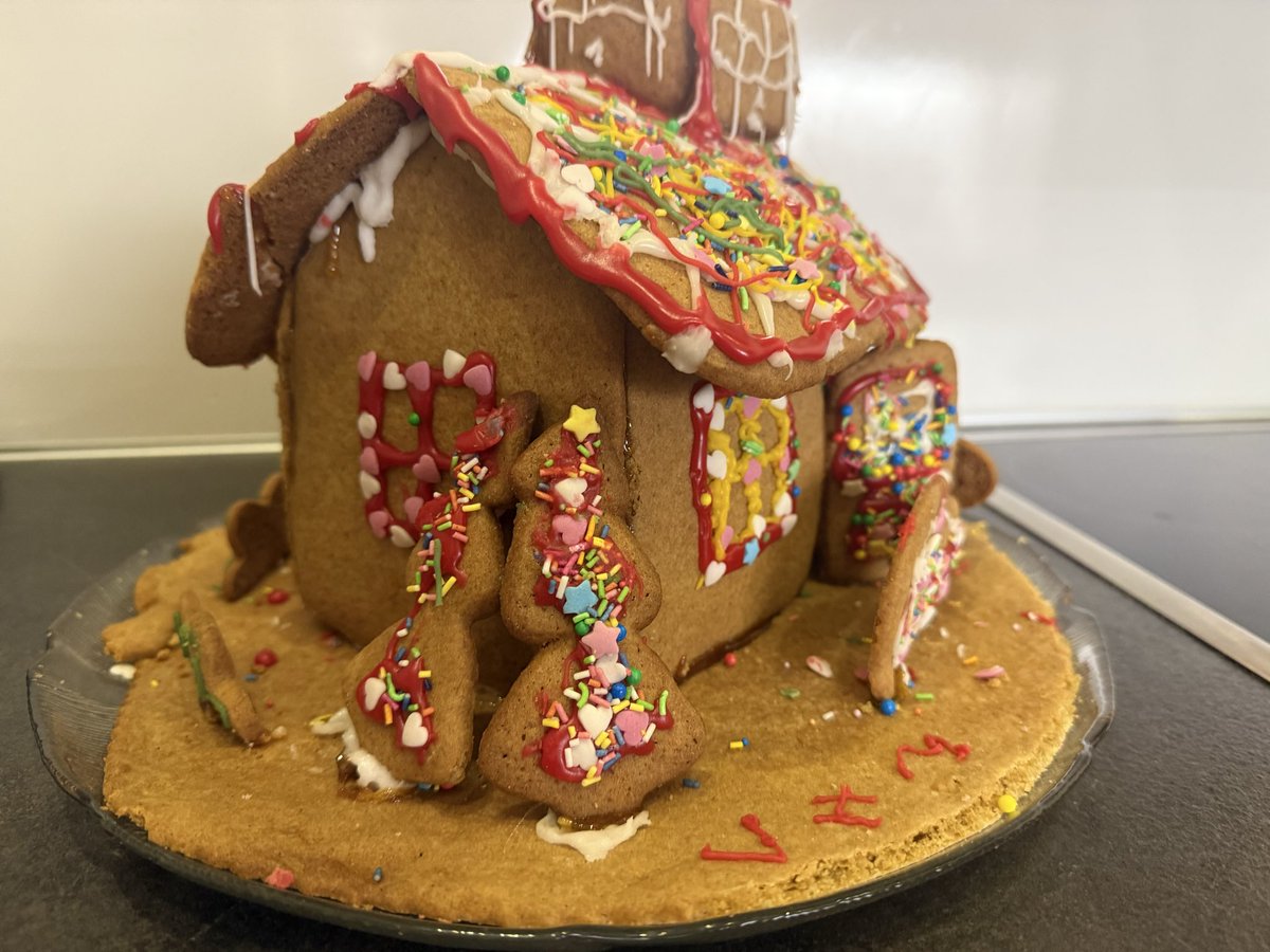 Tehtiin piparkakkutalo. Meinasi tulla Pälkäneen rauniokirkko eli katoton. Kaikki levisi ja liima ei pitänyt. Piti ottaa paistinpannuun sokeria ja sulattaa. Oli pskko sada vielä piippukin psikoilleen. Vaari siivosi. Kaikkialla oli nonparelleja ja murtuneita kattoja #mummuvaarila😍