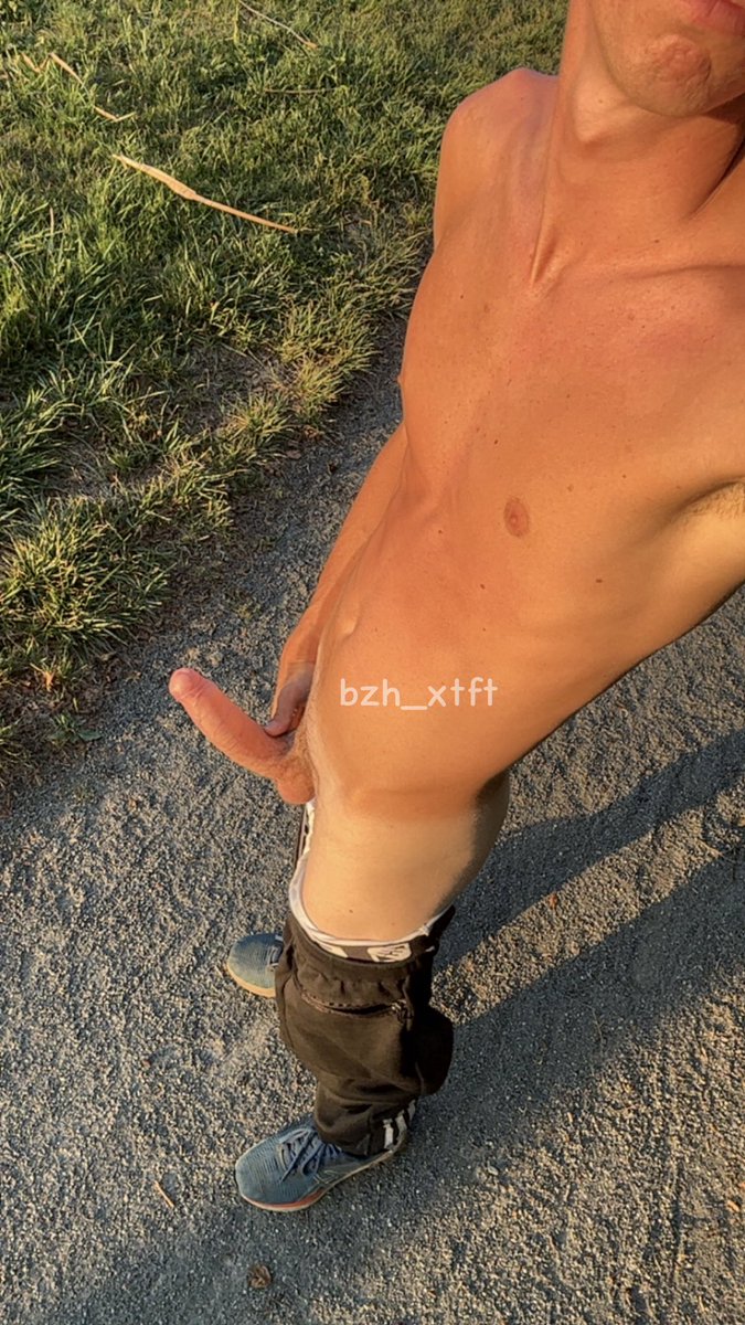 bzh_xtft's tweet photo. 🎁 Petit cadeau le temps que j’arrive à faire le Onlyfan…
Si vous faites bcp de RT je poste une ejac 🫣

🎁 Small gift while I manage to make the Onlyfan... 
If you do a lot of RT I’ll post a cumshot 🫣 https://t.co/zq8SSoDn8C