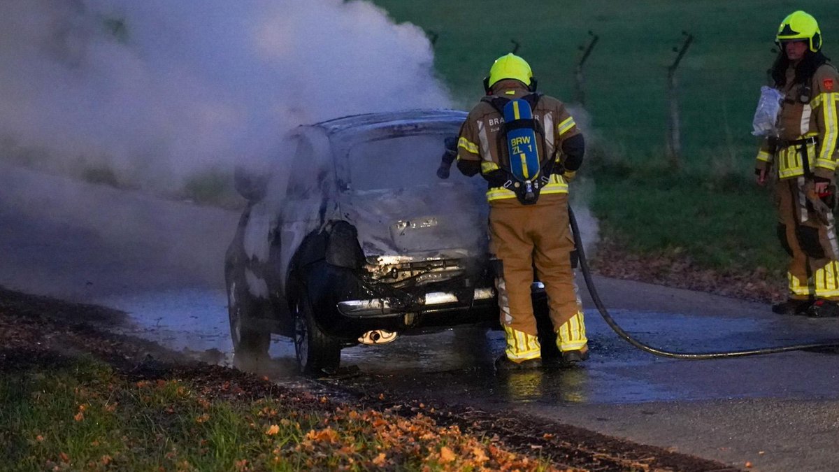 Auto vat vlam aan Ijzerenkuilweg in Maastricht
