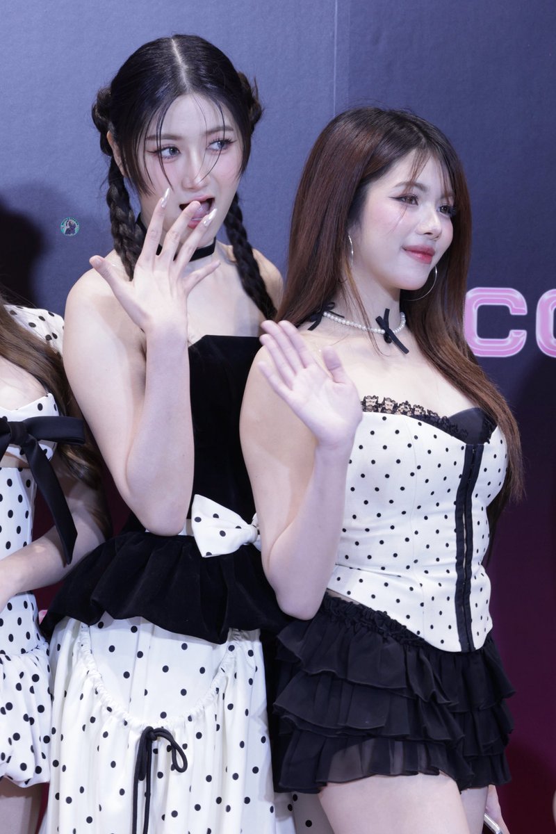 noonpraewa_hk's tweet photo. The girls who shines the brightest💚🤍
@Thunyaphat2 @praewaputticha 

#COSMOSTH
#COSMOSGRANDFINALEPROJECT 
#StarHunterEntertainment
#noonntyp
#porworpraewa https://t.co/hskqMDxfin