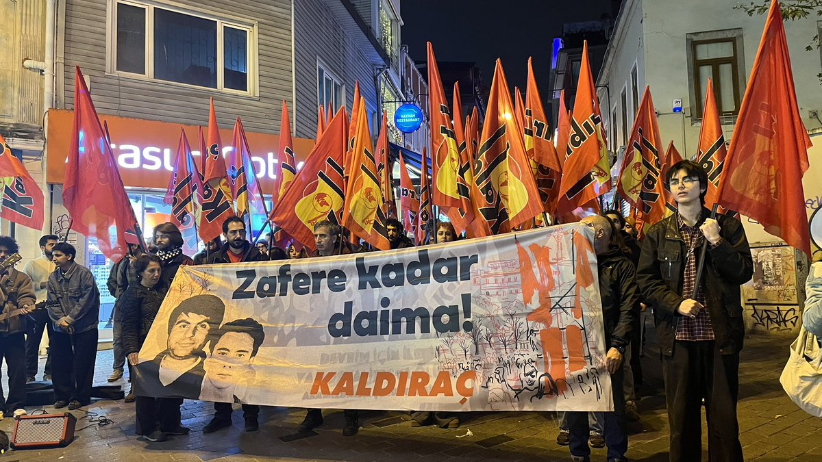 Bekir Kilerci ve Ali Serkan Eroğlu aramızda; şimdi ve daima!

Bizim tutuğumuz hesap basit. İki sınıf var: burjuvazi, proletarya.

Biz başka âlem istiyoruz!

📍Kadıköy I Khalkedon meydanı