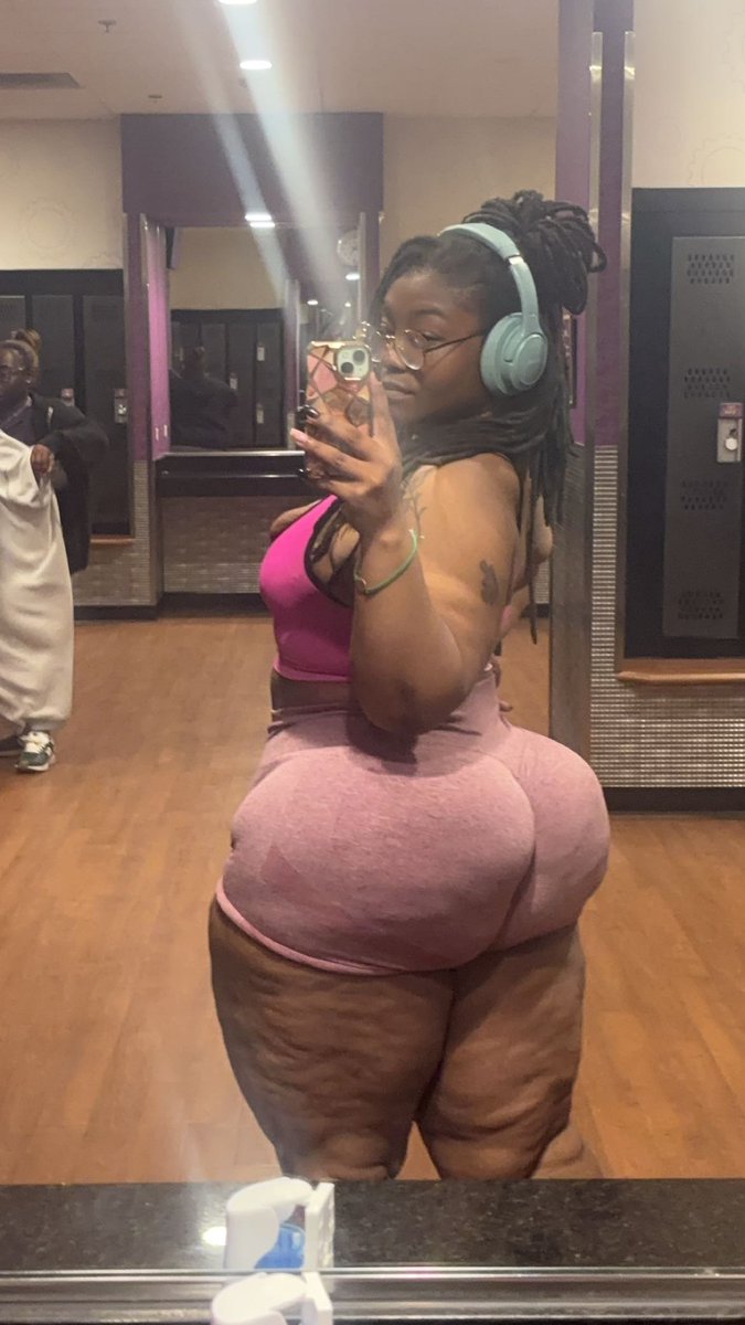 SolFlowerLi's tweet photo. @Adhekunbi Shes me actually 
And I know im beautiful

At least tag me if you're gonna use me 
-Soleflowerli is my handle and im 95% of the time on Instagram 

Not usually on here but ppl keep telling me about this post. https://t.co/sLYccenYDj
