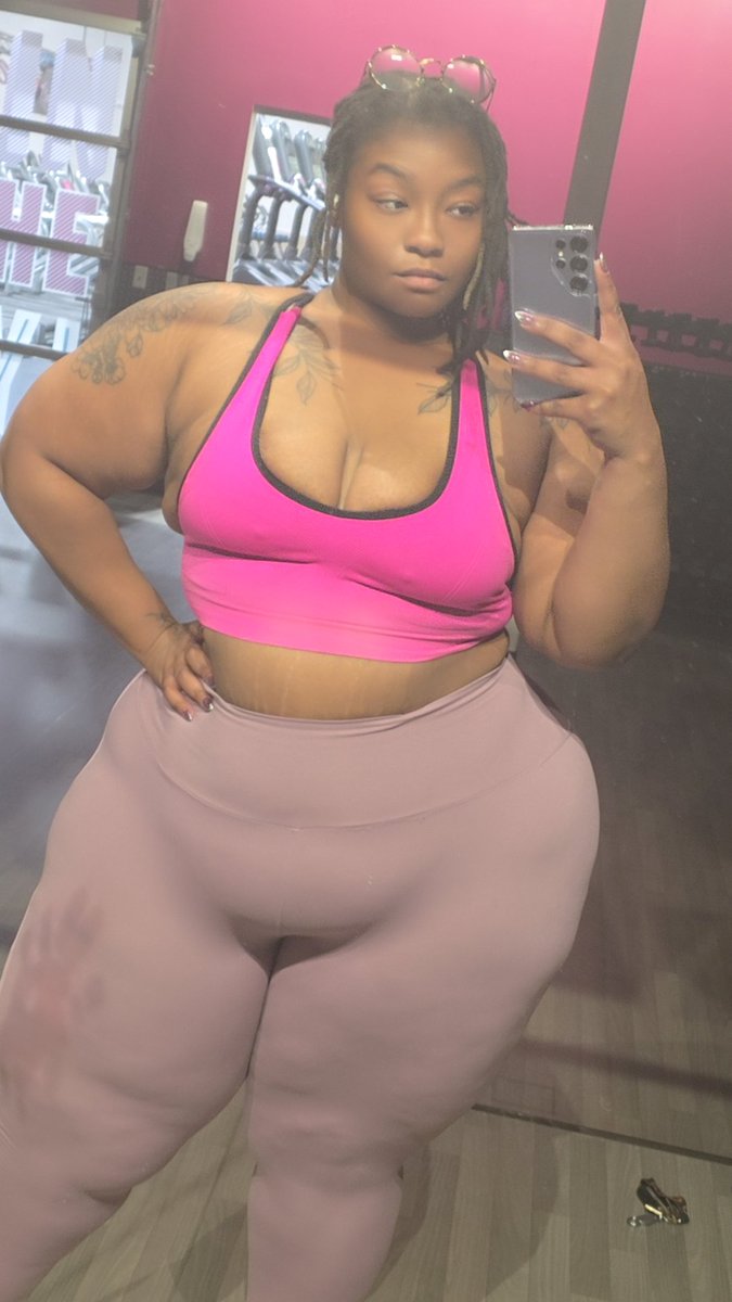SolFlowerLi's tweet photo. @Adhekunbi Shes me actually 
And I know im beautiful

At least tag me if you're gonna use me 
-Soleflowerli is my handle and im 95% of the time on Instagram 

Not usually on here but ppl keep telling me about this post. https://t.co/sLYccenYDj