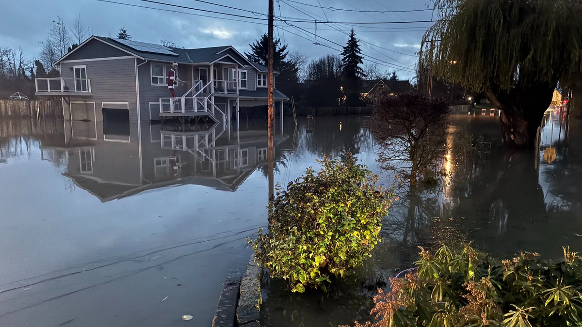 RedCross's tweet image. Western Washington state is facing historic flooding, forcing tens of thousands of people from their homes. As rivers continue to rise, thousands more could be displaced in the days ahead.

Right now, more than 200 trained Red Cross volunteers are working alongside our partners…
