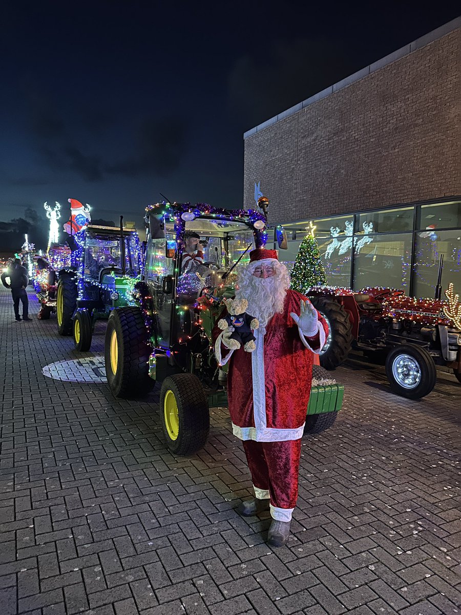 Getting ready for this year’s Guernsey tractor run. There’s even a combine harvester!! 🚜 🎄 🐻