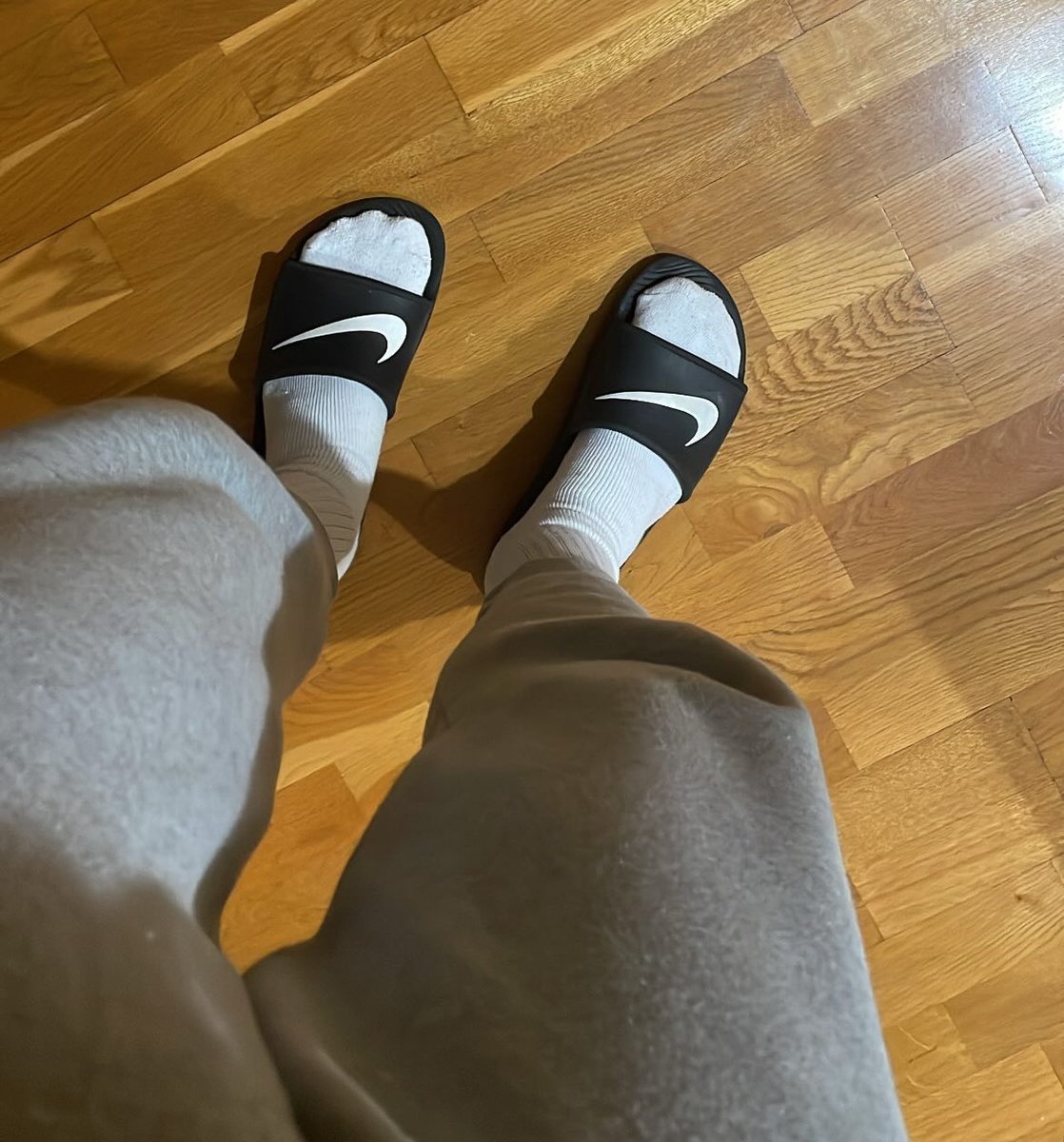 thomassize15's tweet photo. #footfetish #feetlover #bigfeet #giantfeet #size15 #us15 #eu49 #bigfootenergy #longfeet #malefeet #mensfeet #sockfetish #whitesocks #socksandslides #slidesandsocks #slipperfeet #slippers #cozyfeet #feetpics #feetvibes #aestheticfeet #cleanfeet #softfeet #casualfeet https://t.co/H3xHx7uhqa