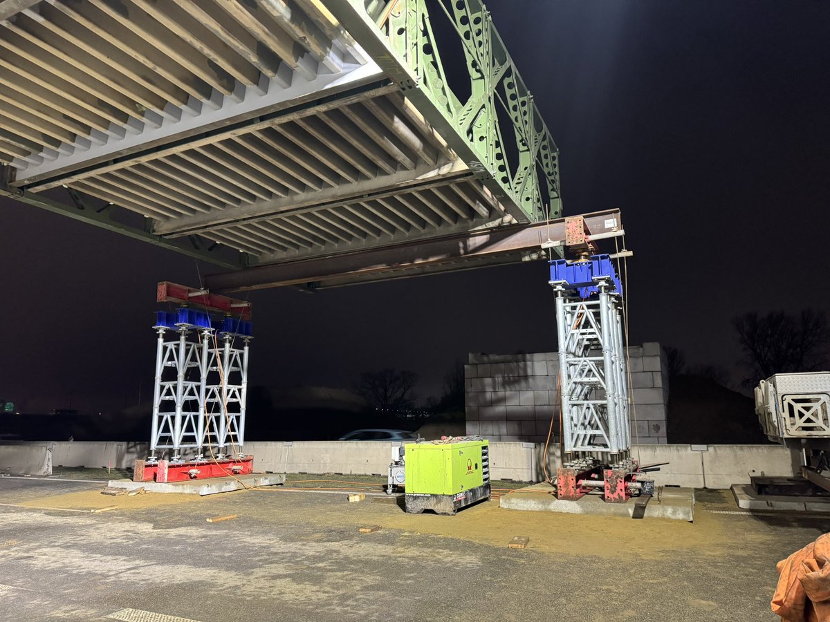 Na 10 hodin uzavřou silničáři dnes večer dálnici D2 ve směru na Brno. Důvodem je osazení mostního provizoria. Práce navazují na rozšiřování dálnice a přestavbu mimoúrovňové křižovatky Brno-jih, která patří mezi nejvytíženější dopravní uzly v Česku. Další omezení v 1/2 ledna 2026.