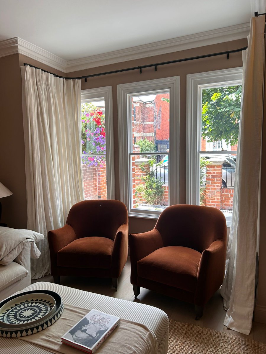 pleat_home's tweet photo. What to do in a smaller room?
Do: keep colors light, hang curtains high, choose simple designs, and let in natural light.
Don’t: use heavy fabrics, busy patterns, bulky hardware, or anything that blocks the window.
Keep it airy and minimal — small spaces thrive on simplicity https://t.co/LijIEBai2Q