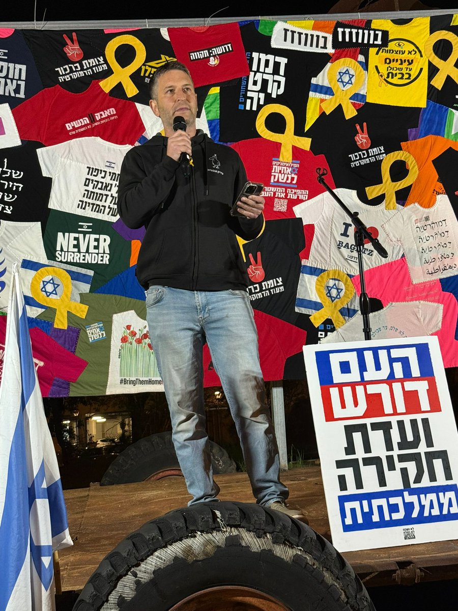 "הנר הראשון שנדליק מחר, למען ששת הגיבורים שהופקרו במנהרות החמאס, לא יהיה רק נר של זיכרון, הוא יהיה נר של פעולה ועשייה, נר של הגברת המאבק, של ועדת חקירה ממלכתית, של החלפת שלטון, נר של סולדריות ומאבק אל מול העוולות".

הנאום המלא שלי הערב בשלוש ההפגנות שדיברתי בהן, באלונים, כרכור