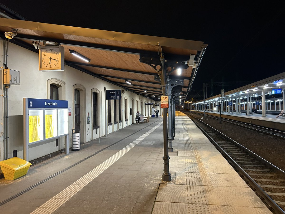 doc7austin's tweet photo. Trzebinia railway station, Małopolska, Poland:

Platform 1 for the 11:34 "L'Antica Stazione Restaurant Service" service to a cracking Pizza Margherita https://t.co/sw8braJXoI