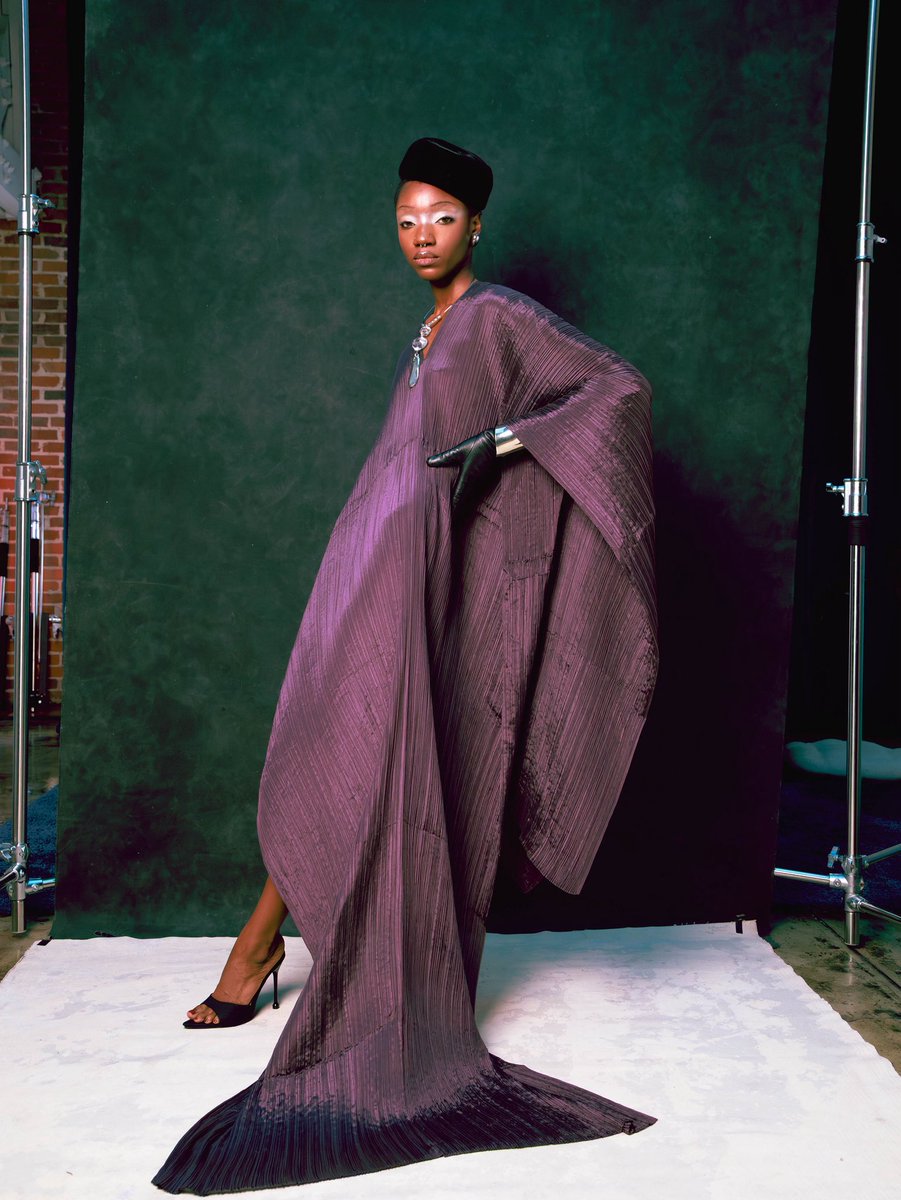 MsPinkstarr's tweet photo. Kayla styled by me in Issey miyake ☔️☔️ https://t.co/tiZNKtpCb2