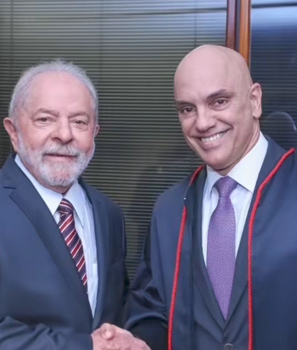 NandoFeOficial's tweet photo. E aquele abraço de agradecimento na festa de inauguração do canal SBT News vimos Lula e Alexandre de Moraes darem uma aula de política, com discurso forte e intenso, dizimaram os fascistas que atentaram contra a democracia, o auge foi Xandão agradecendo a Lula, por Trump retirar a lei Magnitsky sobre ele!💪