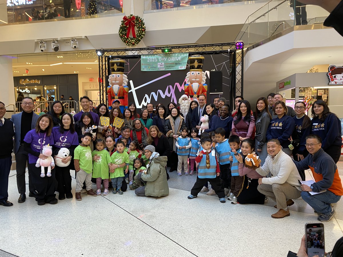 CMSandraUng's tweet image. The @FlushingBID had one of its most successful toy drives yet, collecting nearly 1,500 items for nonprofits and community organizations. On Friday in Tangram, we distributed some of the toys to lucky kids and took pictures with Santa to celebrate!