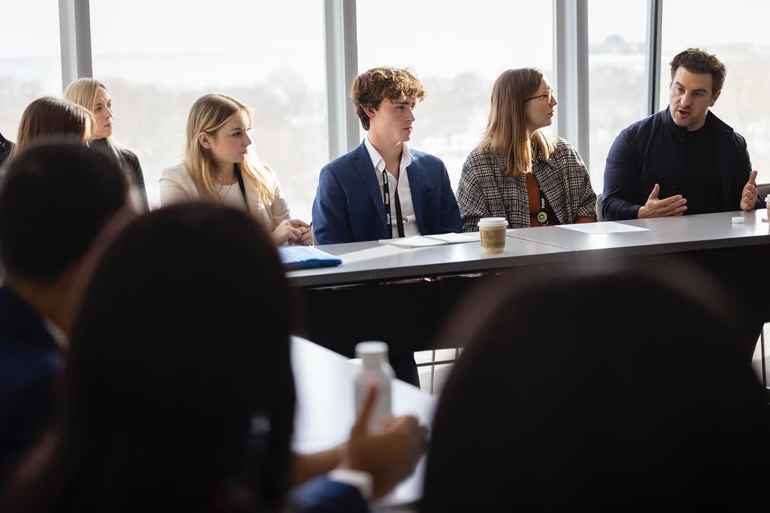 BarackObama's tweet image. I’m always inspired by the young people I meet through our @ObamaFoundation Voyagers and Scholars programs. Together, they’re creating change and tackling some of the world’s most pressing challenges.