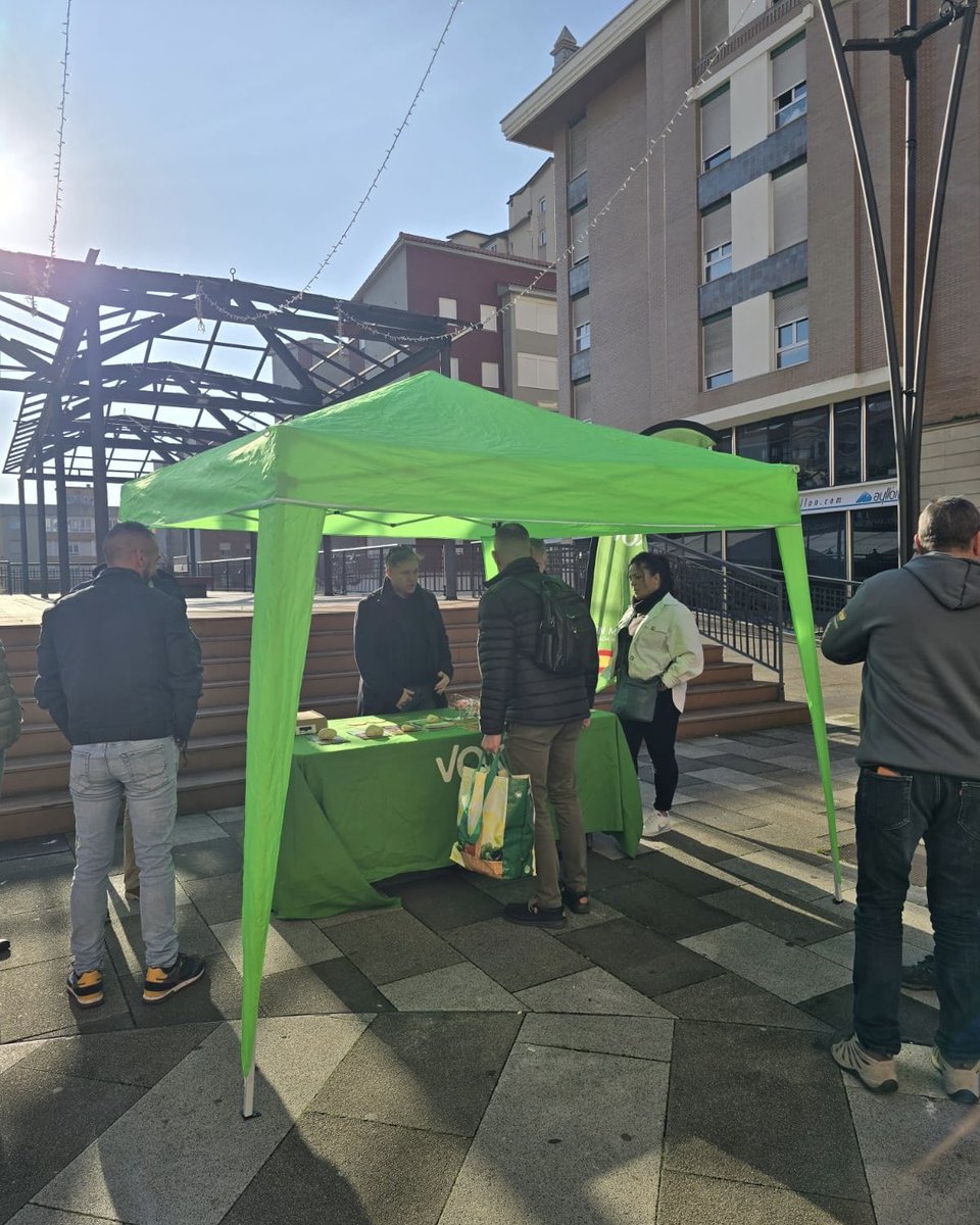 Hoy en nuestra mesa, a la que han llegado un montón de vecinos mostrando su apoyo a Vox 
Javier Barron junto a miembros del equipo llevando el mensaje de <a href="/vox_es/">VOX 🇪🇸</a> a cada rincón del municipio 

#VoxUtil
#SoloQuedaVOX 
<a href="/Vox_Cantabria/">VOX Cantabria</a> 
<a href="/vox_es/">VOX 🇪🇸</a>