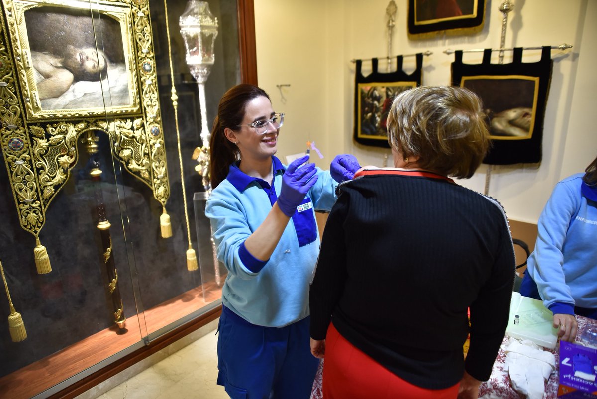 Hemos sacado la vacunación frente a la gripe y el COVID a la calle, fuera de los centros sanitarios. Y la respuesta de la ciudadanía está siendo espectacular. Colas de personas para vacunarse y protegerse frente a los virus respiratorios. 

¡Gracias!