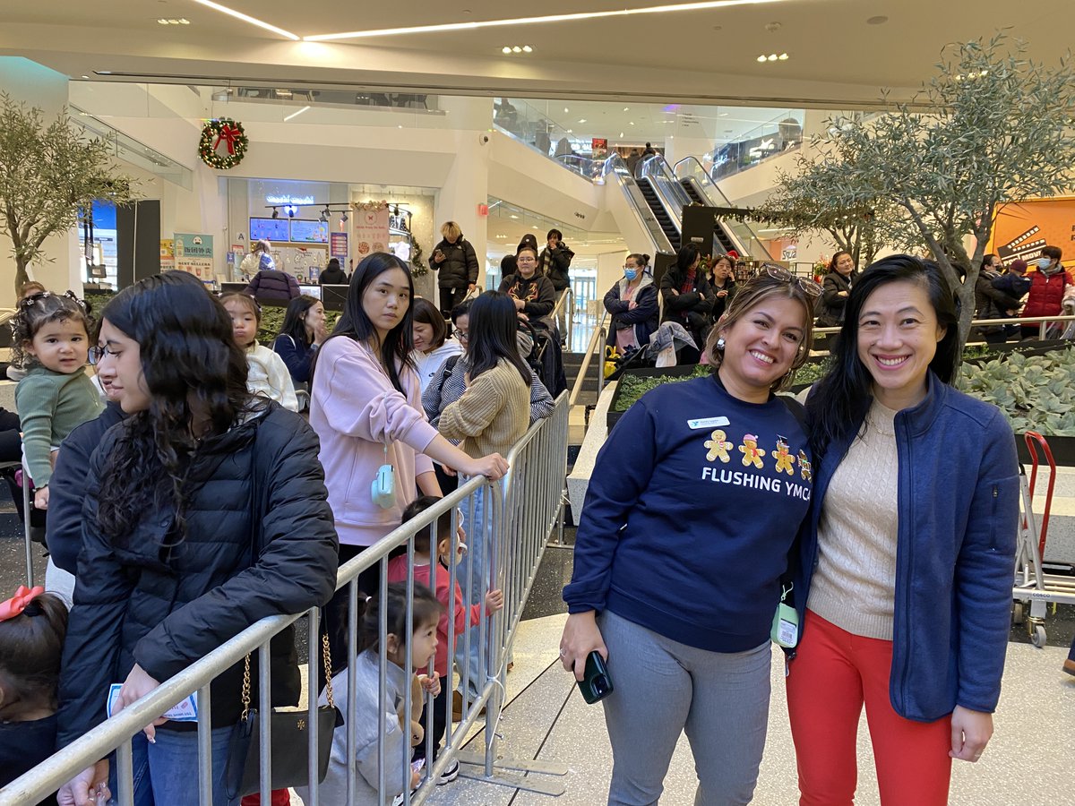 CMSandraUng's tweet image. The @FlushingBID had one of its most successful toy drives yet, collecting nearly 1,500 items for nonprofits and community organizations. On Friday in Tangram, we distributed some of the toys to lucky kids and took pictures with Santa to celebrate!