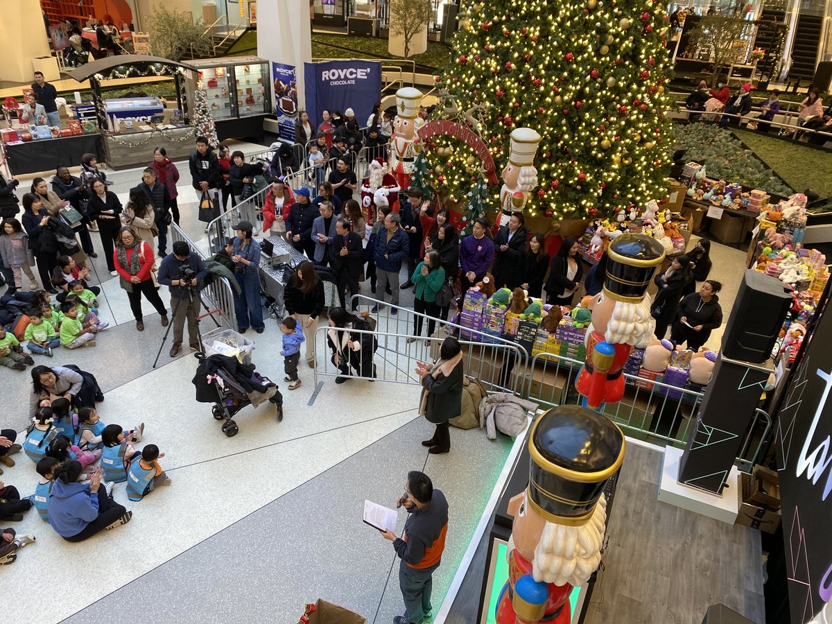 CMSandraUng's tweet image. The @FlushingBID had one of its most successful toy drives yet, collecting nearly 1,500 items for nonprofits and community organizations. On Friday in Tangram, we distributed some of the toys to lucky kids and took pictures with Santa to celebrate!