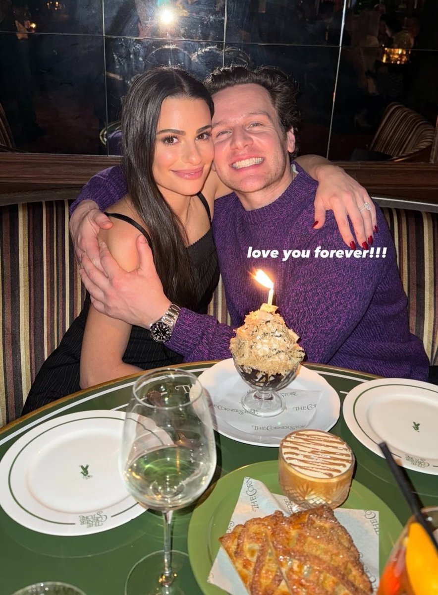 Lea Michele via instagram com Jonathan Groff. Os maiorais da broadway estiveram juntos para comemorar 20 anos de amizade. 🫶🏻