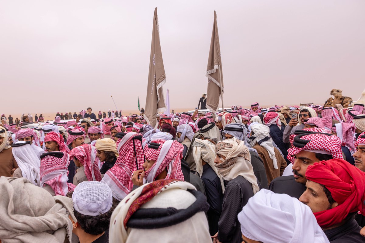 كـل ما فيها يحـليـها
كامله والزين كاسيها
كـلٍ بــوده يحـاكيـها
ما حكت والناس تسمعها

#منقية_النائلات®️
#مهرجان_الملك_عبدالعزيز_للإبل10