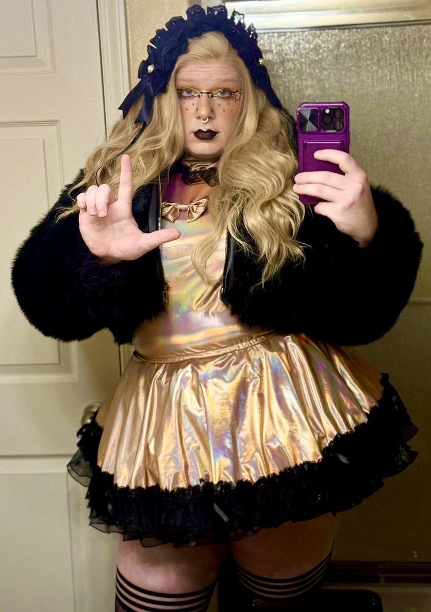 BiancaDolly2's tweet photo. I might be flirty and sweet but I promise you, I’ll forever be bratty and feral at the core 😈🖤

Yet these simps seem to adore that part about me 🤭😘 https://t.co/LgYnoXhZI7