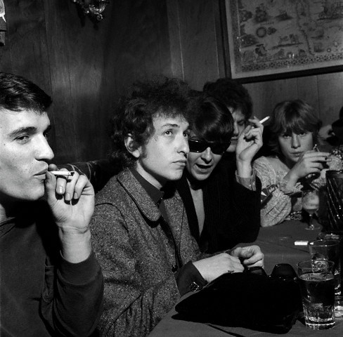 rickdankopage's tweet photo. Happy #DankoDylan Saturday!

Rick Danko, Bob Dylan, Bob Neuwirth, David Blue and Venetia Cunningham at Ondine, New York, 1965

Photo by Jerry Schatzberg https://t.co/OgElCP3mSm