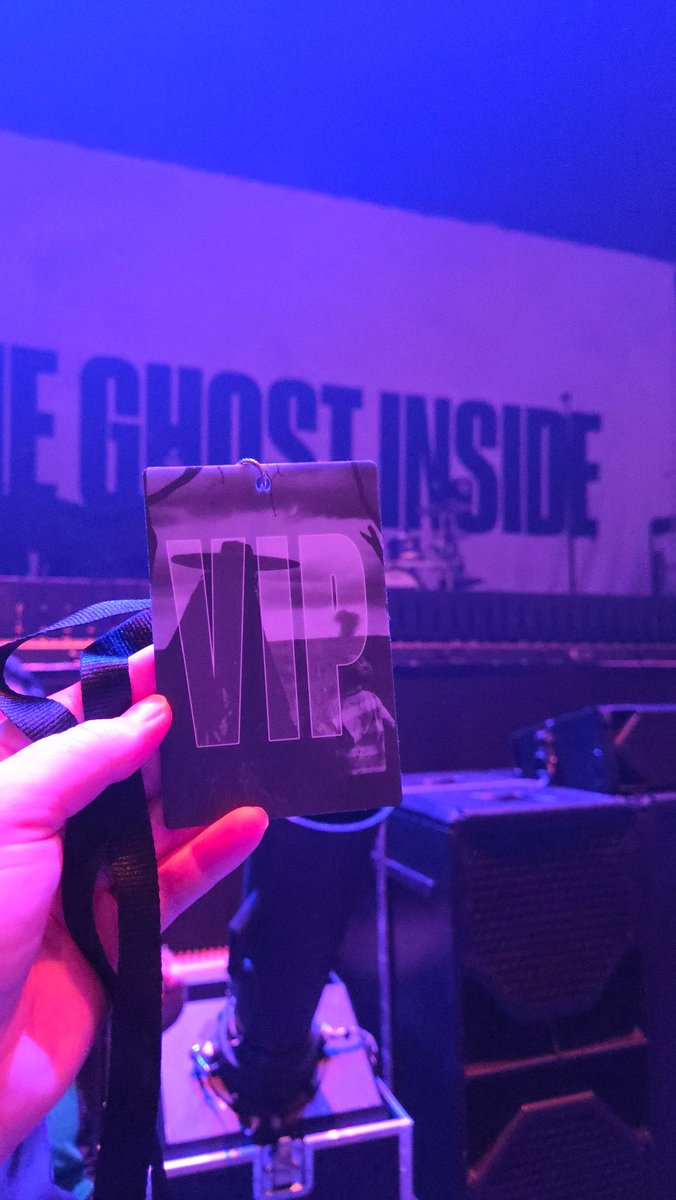 concretehog's tweet photo. Last show of the tour 🖤✨️ https://t.co/AcoX6QKSu6