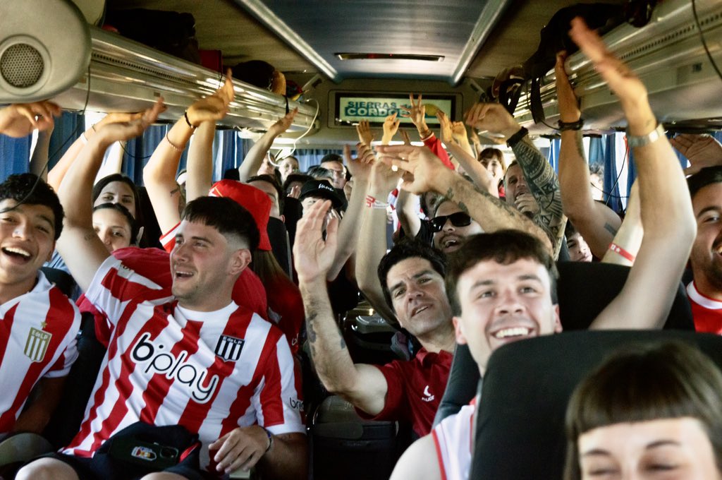 EdelpOficial's tweet photo. A donde vayas 🚍🇦🇹 https://t.co/zEDHF0vkcw