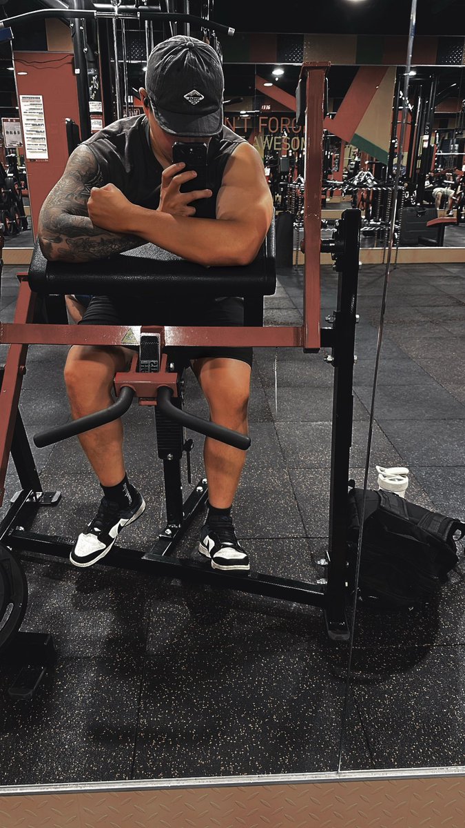 健身房的前輩跟我說。
練不壯不強沒腹肌沒關係
反正拍照一定要拍的好像很壯  
對於懷疑你的人 一律不要見面 
不見面就沒事！🤣🤣🤣

太常放色色的照片影片了 
讓我在我的版面露一下 
畢竟也不想長期把這經營的跟肉帳一樣
#同房換不換  #夫妻情侶聯誼