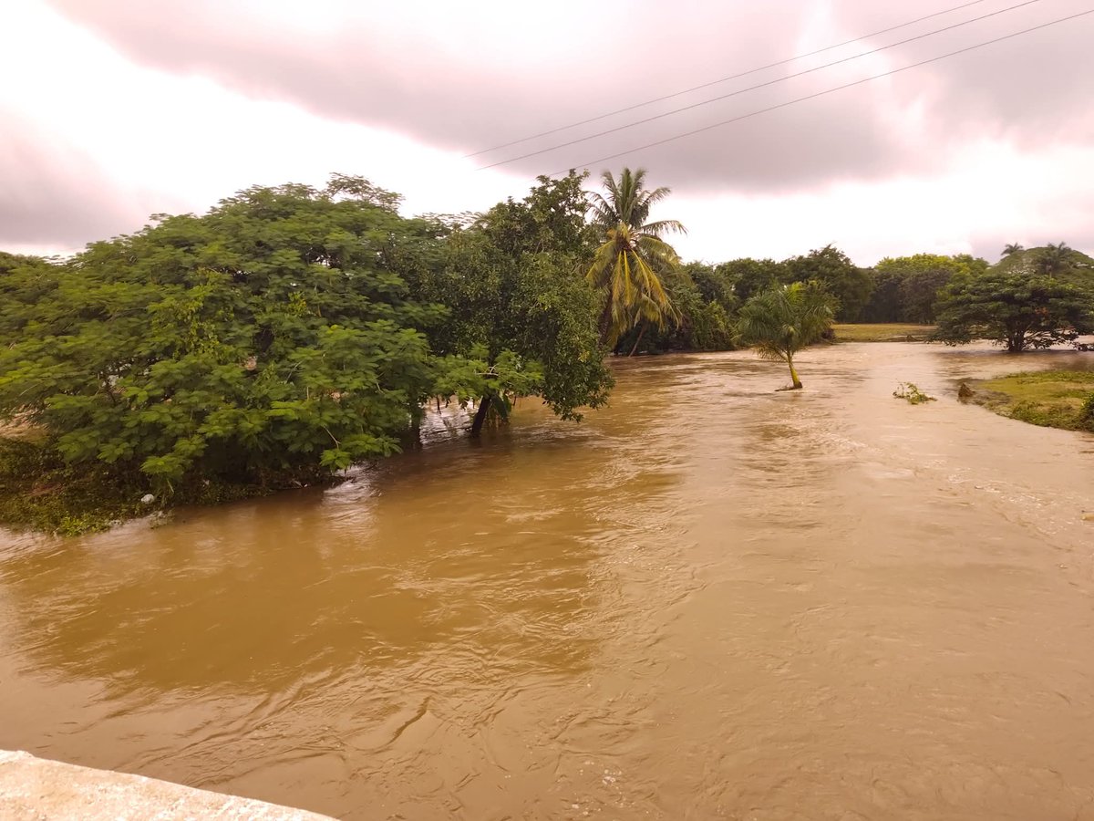 🌧️ Estamos en el Consejo Popular Sitiecito,  perteneciente al municipio villaclareño de Sagua la Grande. Aquí indicamos evacuar a 200 personas afectadas por las intensas lluvias de las últimas horas en la localidad.
#VillaClaraConTodos 🇨🇺