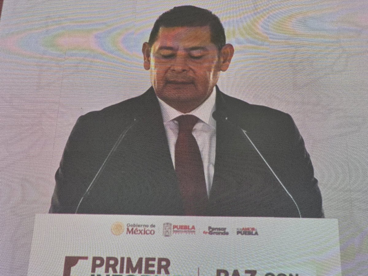 FactorRadioPue's tweet photo. "Mas de 5 mil niños y niñas han sido atendidos en #CEPOSAMI, para atender la salud mental de la juventud poblana, agradezco la sensibilidad de mi esposa Ceci Arellano" @armentapuebla_, gobernador de Puebla, #1erInforme https://t.co/3LRecW4phL