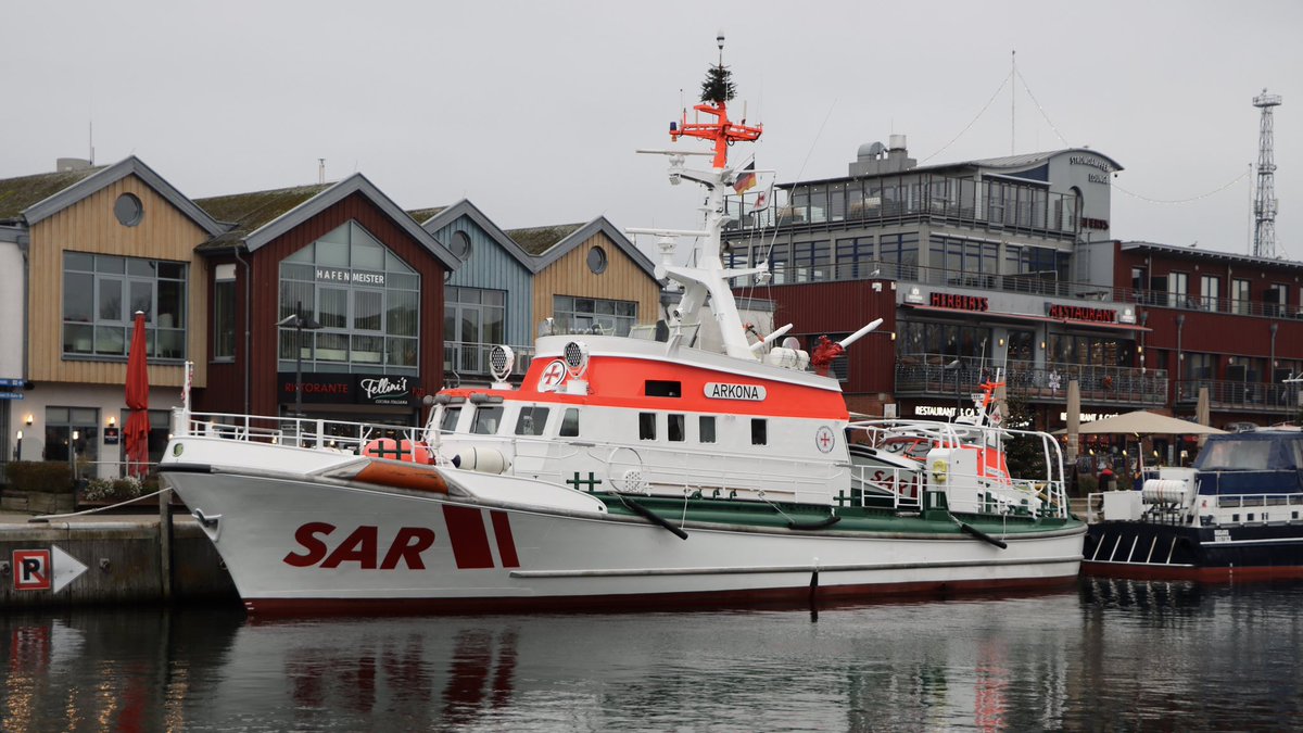 Ich erkenne ein untrügliches Zeichen, dass es bald weihnachtet 🙋‍♂️ SK ARKONA der #Seenotretter KlarP3 📸 #TeamSeenotretter 📸 #Warnemünde