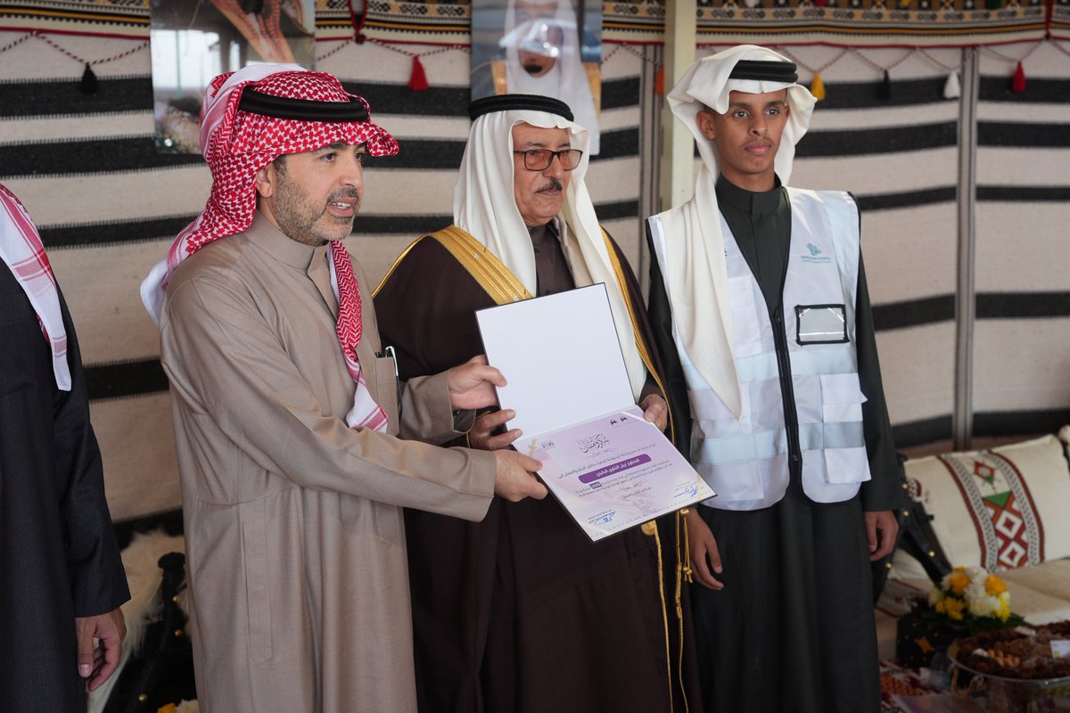 كما شهد التدشين إطلاق مبادرة بالتعاون مع الرابطة السعودية الخضراء لزراعة (4500) شتلة برية، بما يتماشى مع أهداف رؤية المملكة 2030 في الاستدامة البيئية، كما تم تكريم المتطوعين الذين ساهموا في إنجاح التدشين .

#بلدية_أم_خنصر
 #أمانة_منطقة_الحدود_الشمالية