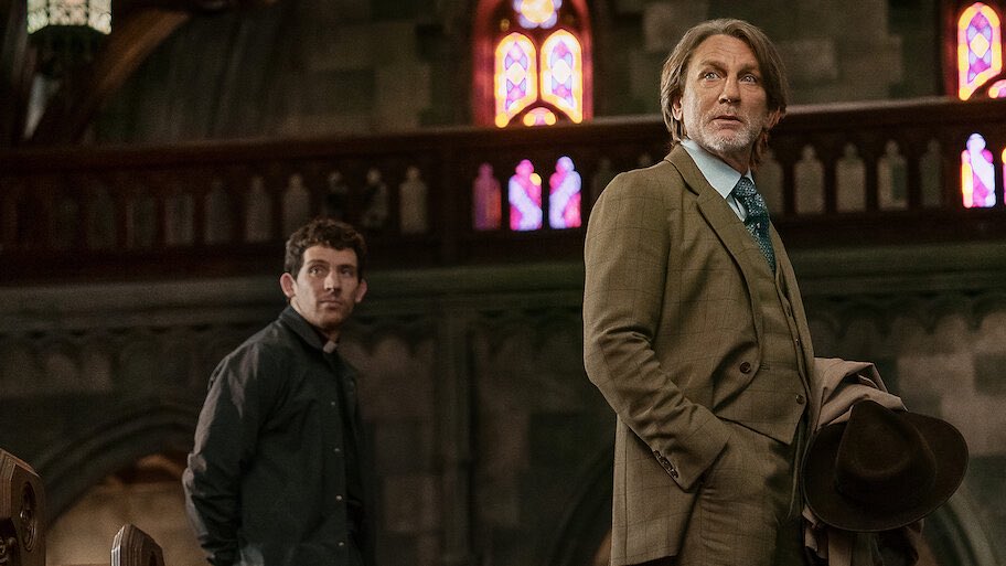 <a href="/YouTube/">YouTube</a> [나이브스 아웃: 웨이크 업 데드 맨]을 봤어요. 존 딕슨 카의 [세 개의 관]이 언급되는데, 그만큼이나 배배 꼬인 불가능 살인 이야기입니다. 후반엔 설명하느라 헉헉거리는 소리가 들릴 정도.